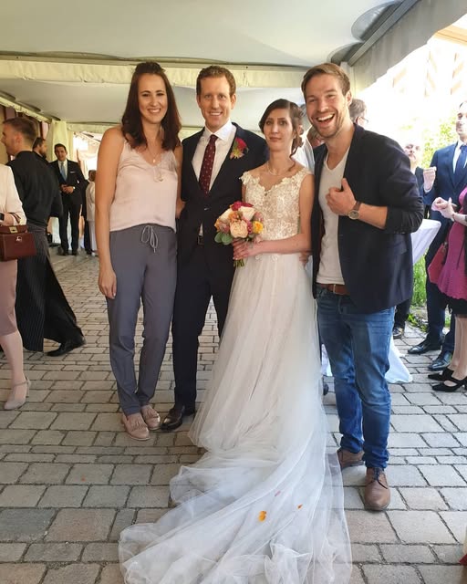 Svenja und Felix mit einem Brautpaar nach der Trauung