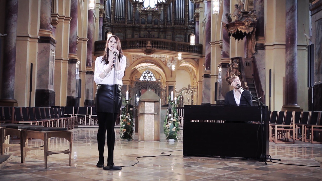 Das Duo Cloud Seven bei einer Trauung vor dem Altar