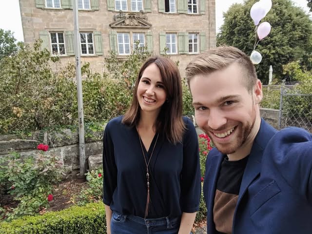 Svenja und Felix von Cloud Seven vor einer Hochzeitslocation