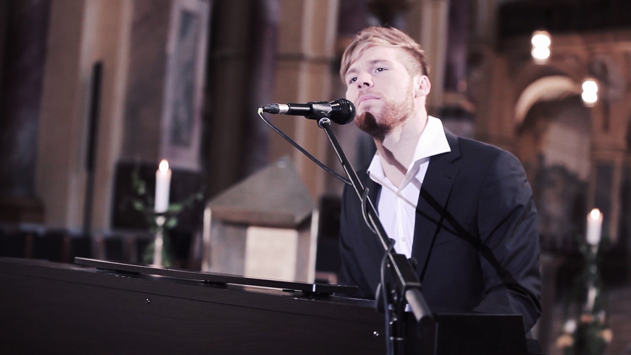 Hochzeitssänger Felix Beck singt und begleitet sich am Klavier