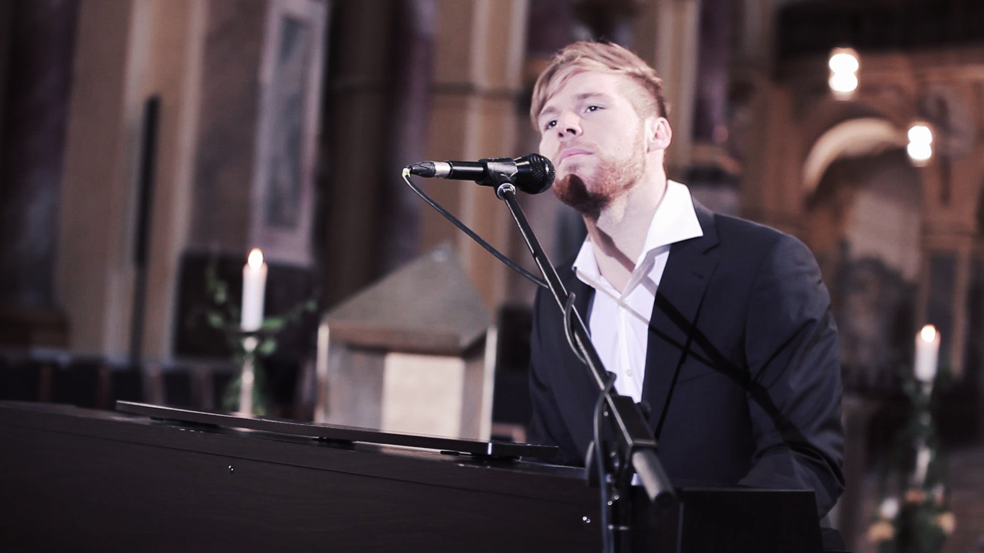 Hochzeitssänger Felix am Klavier bei einer Trauung in Nürnberg