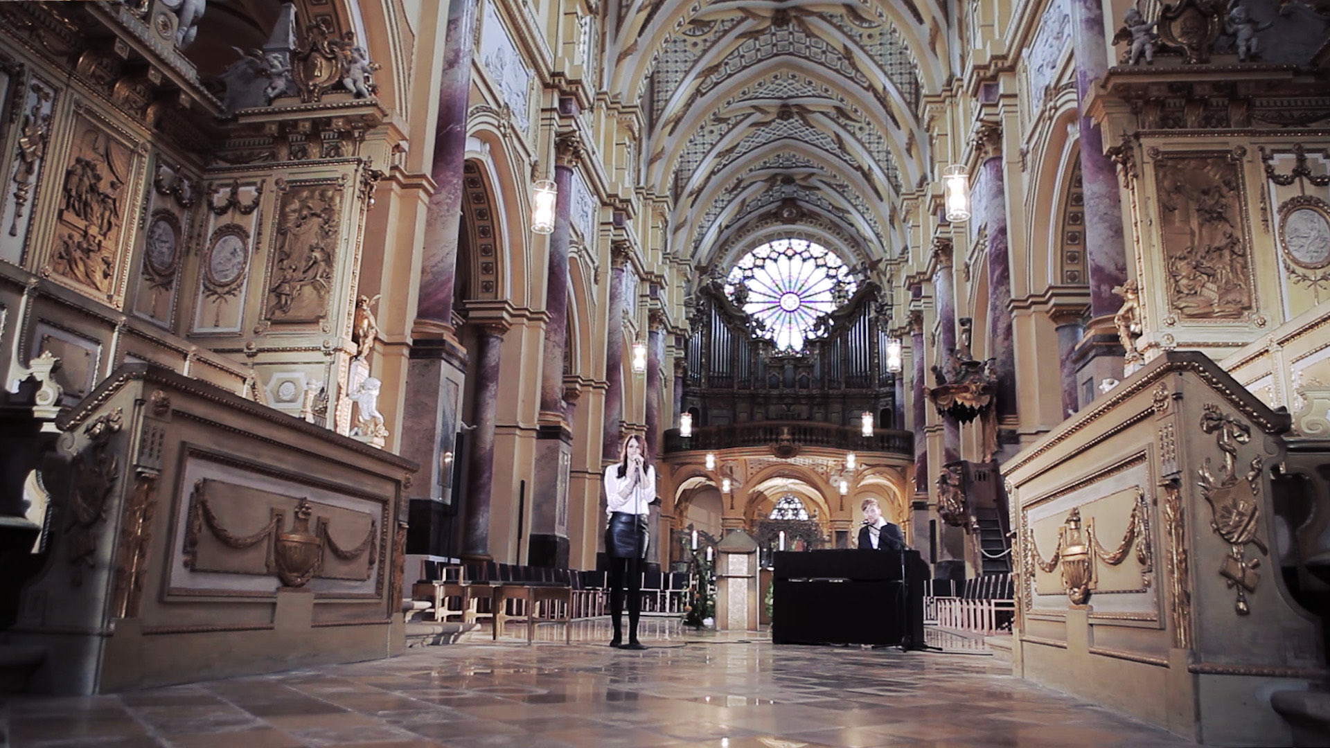 Hochzeitssängerin und Hochzeitssänger von Cloud Seven singen bei einer Trauung in einer Kirche in Nürnberg
