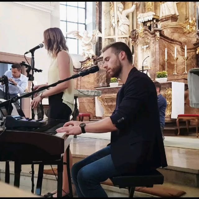 Felix am Klavier und Svenja am Mikrofon bei einer kirchlichen Trauung