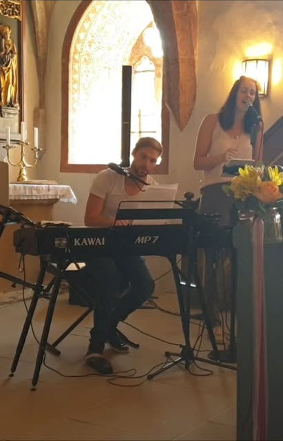 Cloud Seven bei einer Trauung in einer kleinen Dorfkirche