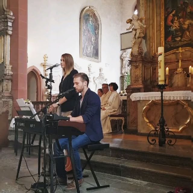 Svenja am Mikrofon bei einer kirchlichen Trauung in Nürnberg