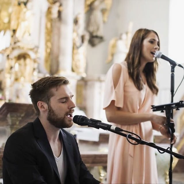 Hochzeitssängerin Svenja und Hochzeitssänger Felix singen bei einer Trauung in einer Barockkirche