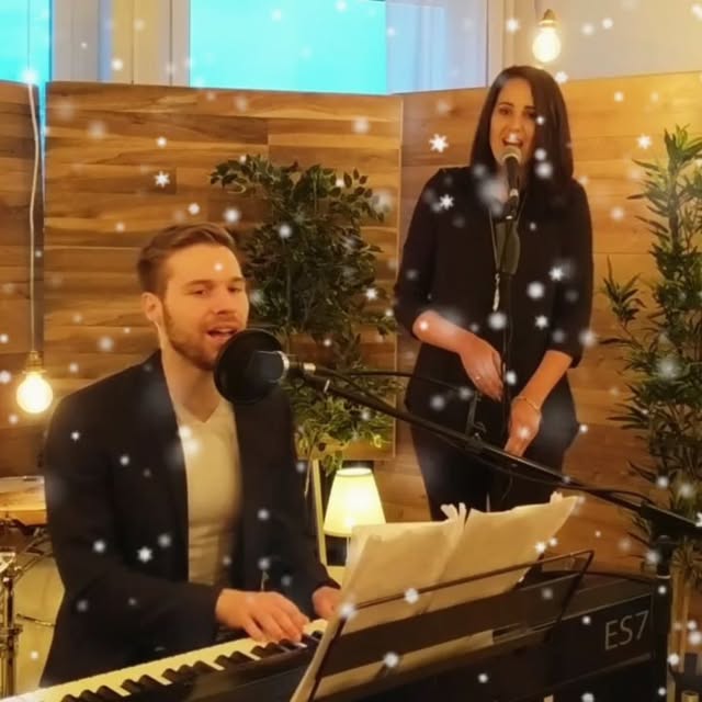 Svenja und Felix von Cloud Seven bei einer Aufnahme im Wohnzimmer