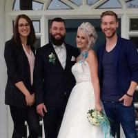 Melanie und Charlie mit Cloud Seven bei ihrer Hochzeit